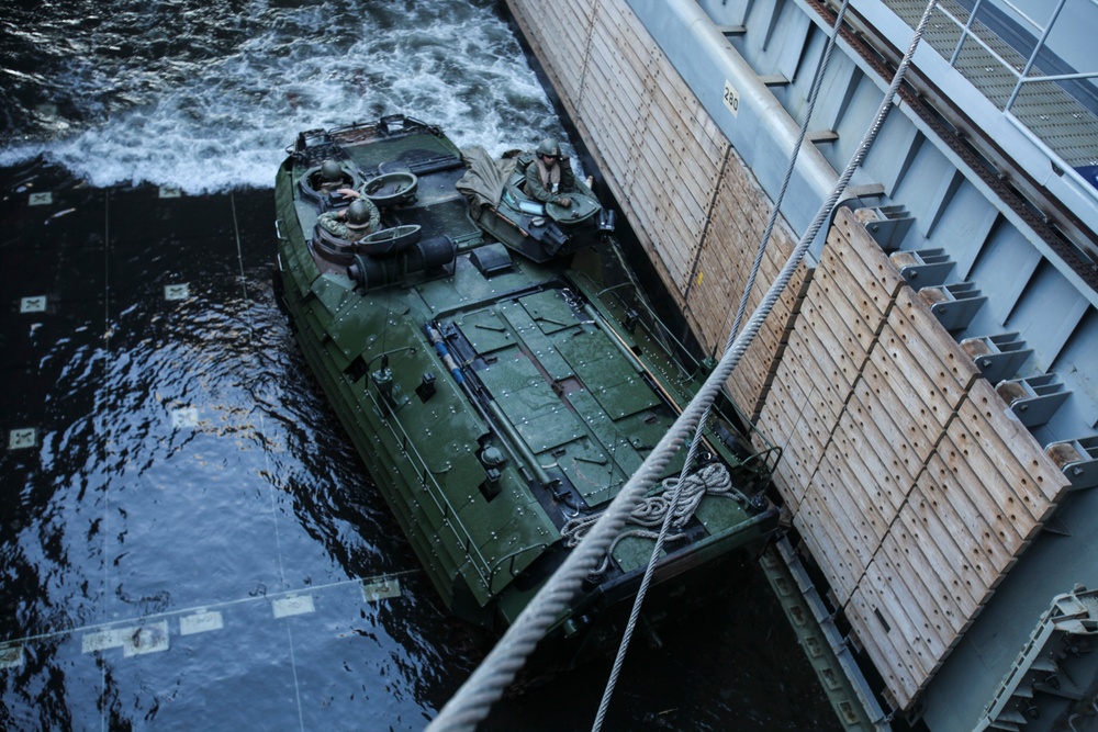 15th MEU Marines train aboard the USS Rushmore