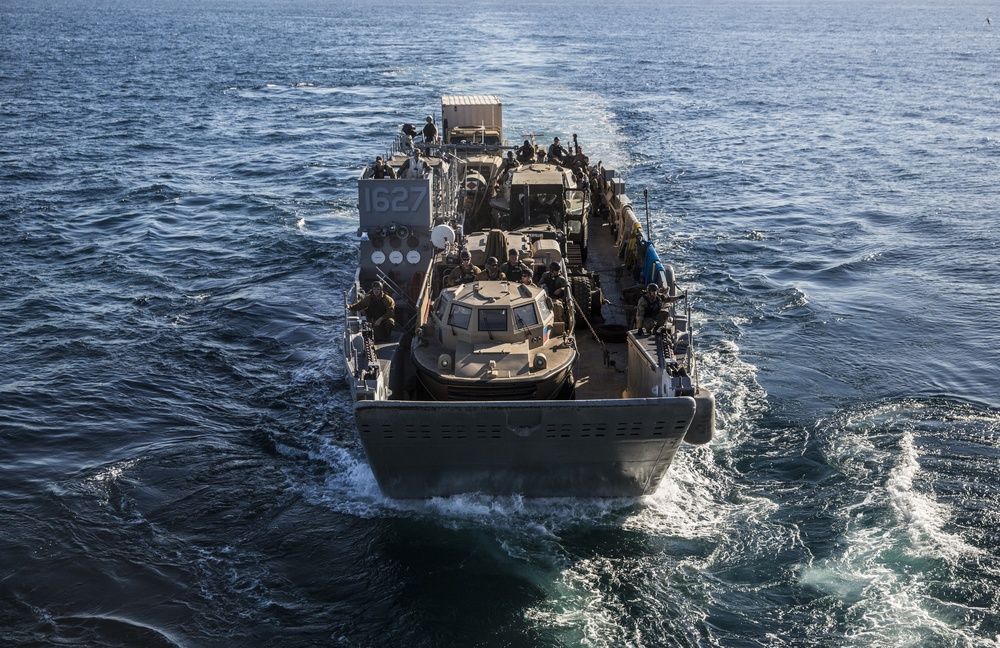 15th MEU Marines train aboard USS Rushmore