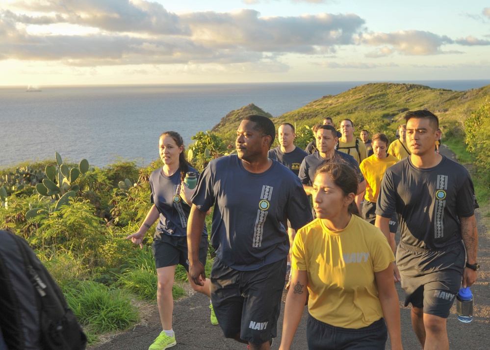 Hawaii chiefs and first class Sailors participate in teambuilding hike