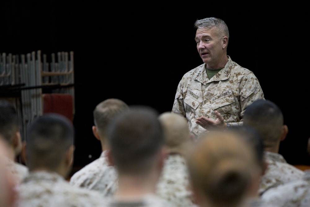 Lt. Gen. McKenzie visits CE MARFOR CENTCOM FWD Marines