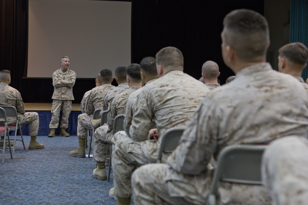 Lt. Gen. McKenzie visits CE MARFOR CENTCOM FWD Marines