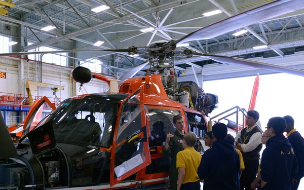 Students tour Air Station New Orleans