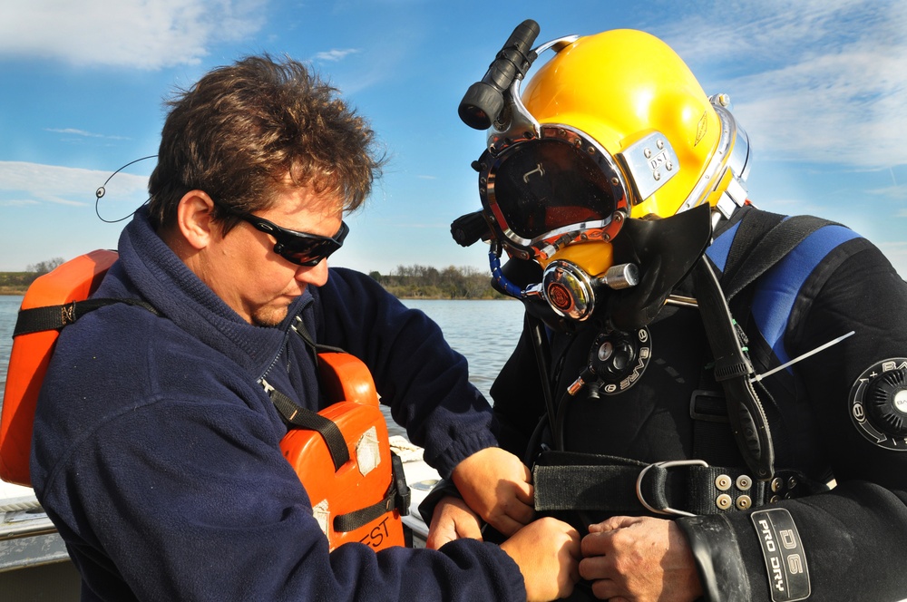 Diver prepares to descend into the Savannah River for CSS Georgia recovery efforts