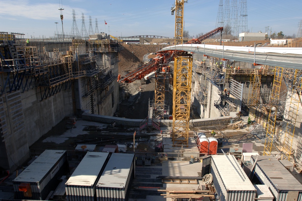 Work crews top out Kentucky Lock’s first concrete monolith