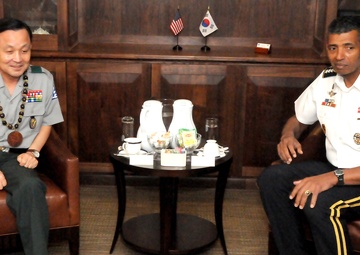 Commander for 2nd Operations Command visits USARPAC