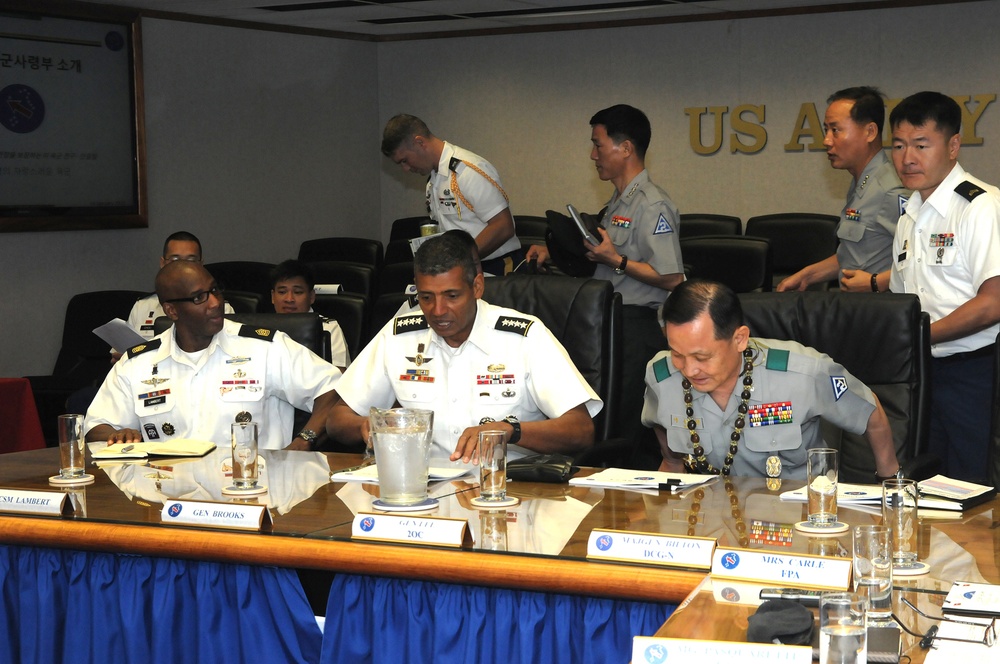 Commander for 2nd Operations Command visits USARPAC