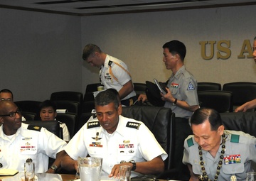 Commander for 2nd Operations Command visits USARPAC