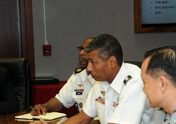 Commander for 2nd Operations Command visits USARPAC