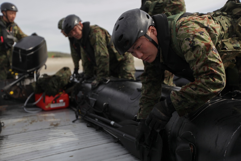 Japanese forces train with 1st Recon to enhance amphibious capabilities