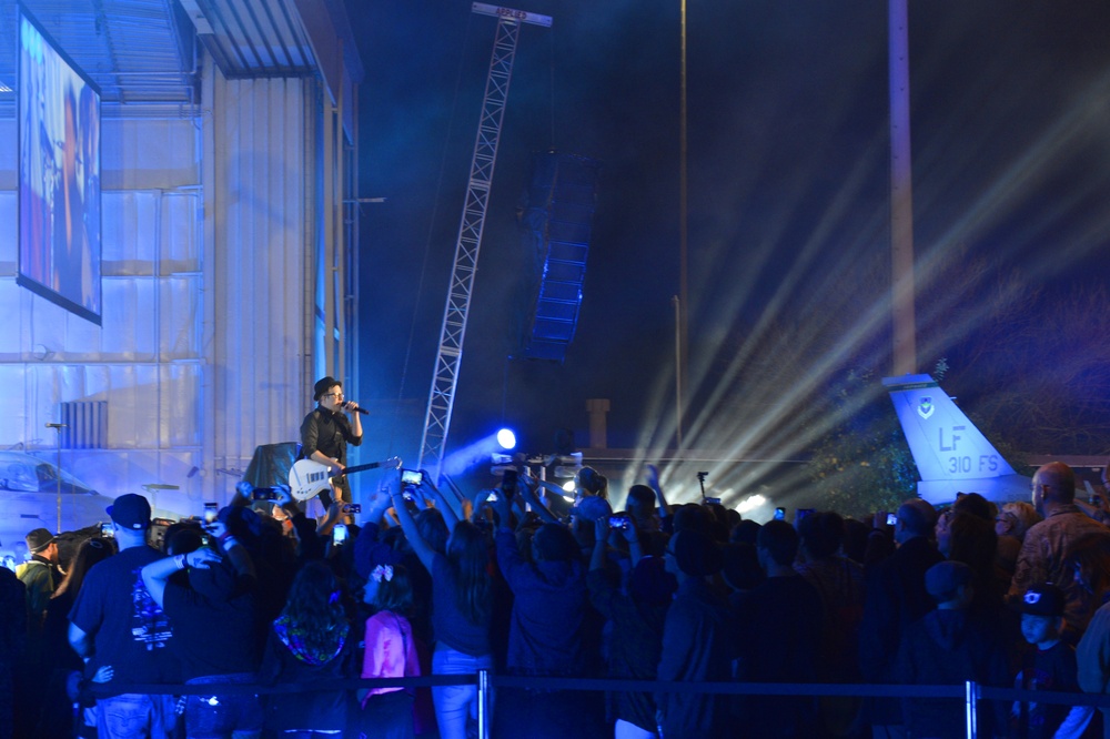 Luke AFB hosts VH1 Concert
