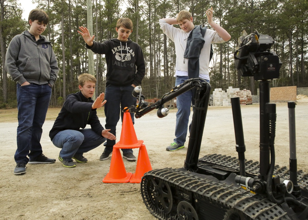 EOD Marines teach students about robotics