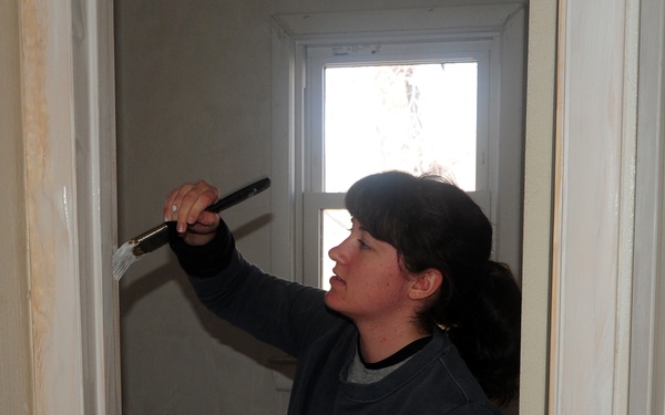 Sailors volunteer for Habitat for Humanity