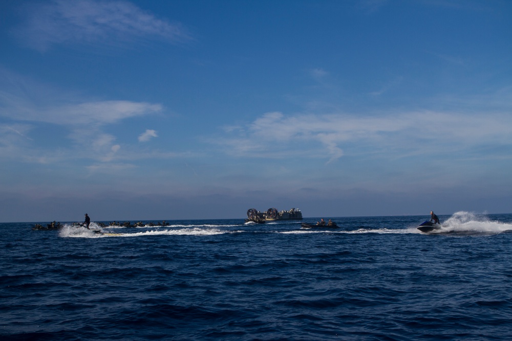 Marines and Japanese soldiers participate in amphibious raid training during Iron Fist 2015