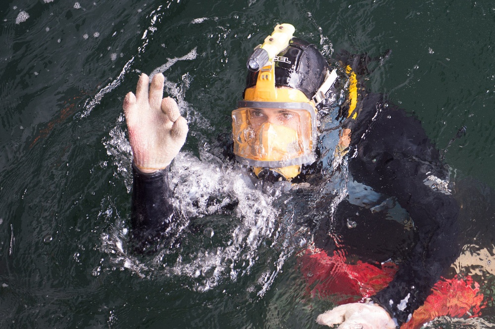 Yokosuka repair facility locker dives on USS George Washington