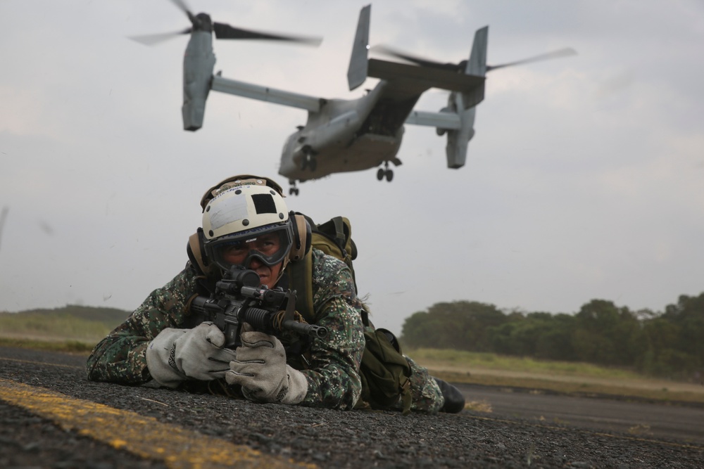 Osprey offers new experience for Philippine and U.S. Marines during fast-rope insertions