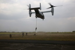 Osprey offers new experience for Philippine and U.S. Marines during fast-rope insertions