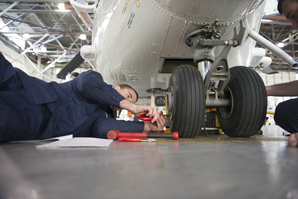 DVIDS - Images - MH-60 Jayhawk helicopter maintenance