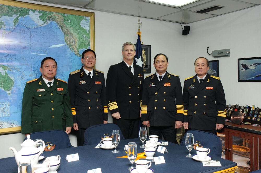 Vietnam CNO visits USS Blue Ridge