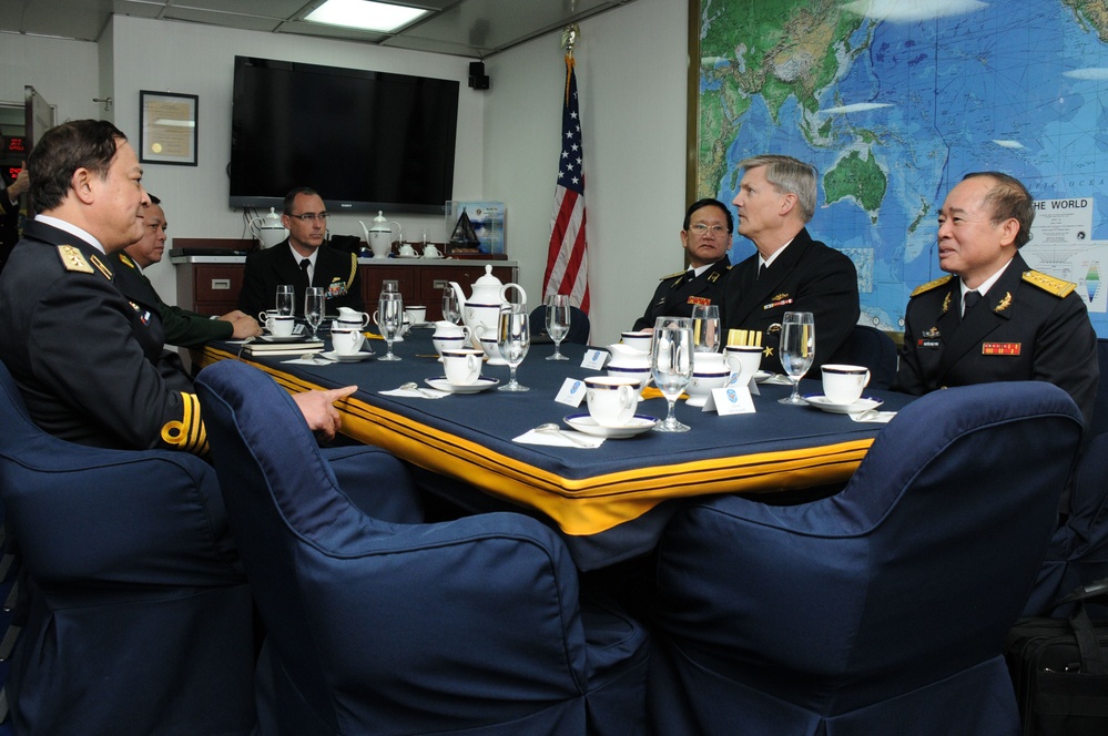 Vietnam CNO visits USS Blue Ridge