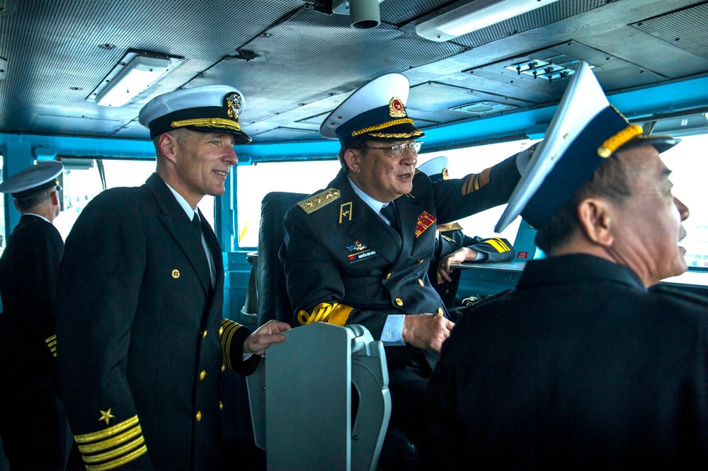 Vietnam CNO visits USS George Washington
