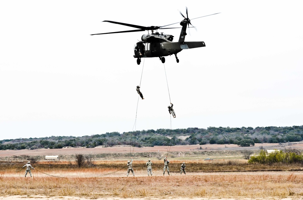 Fort Hood Soldiers participate in Rappel Master Course