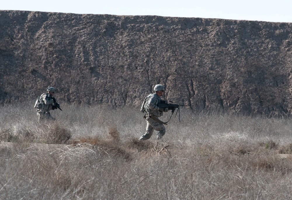 US Soldiers conduct platoon live-fire demonstration for Iraqi Army trainees