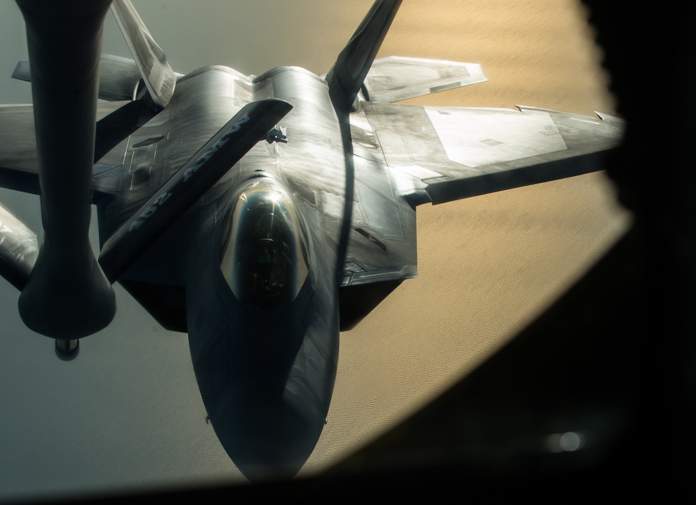 F-22s strike Da'esh targets