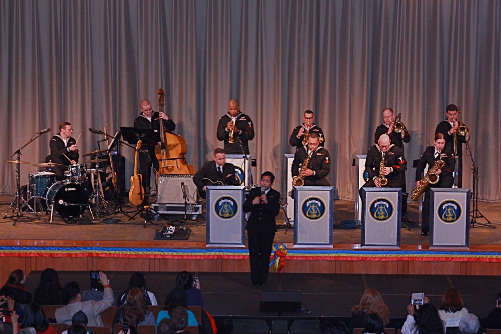 Navy Band Great Lakes performs in Chicago