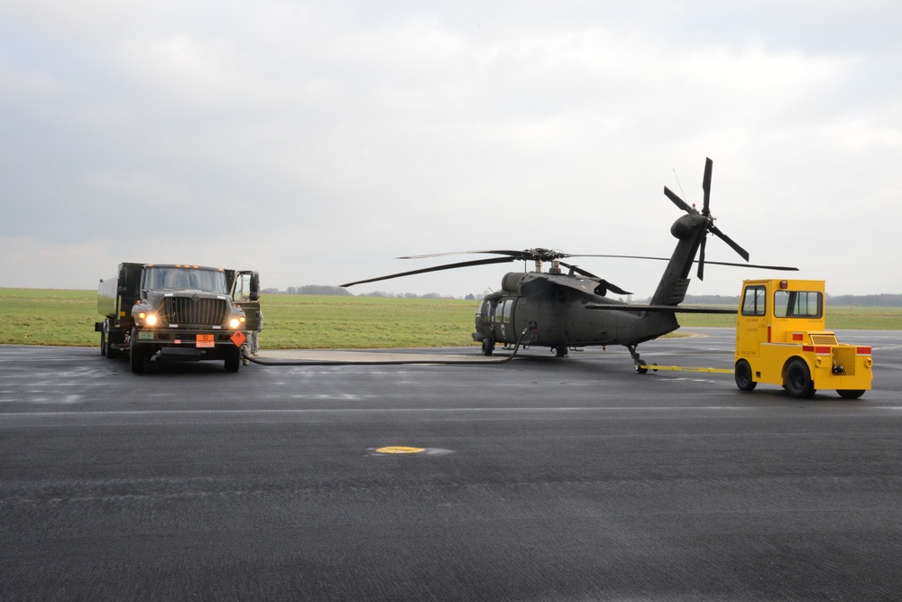 Refueling of a UH-60 Black Hawk