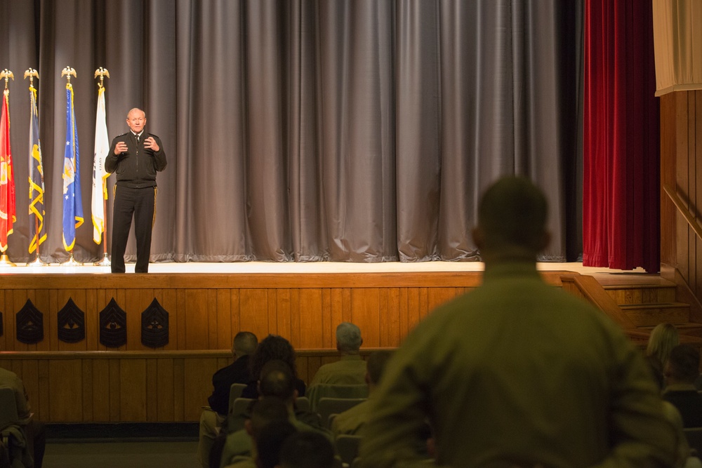 Gen. Dempsey talks with Marines of II MEF