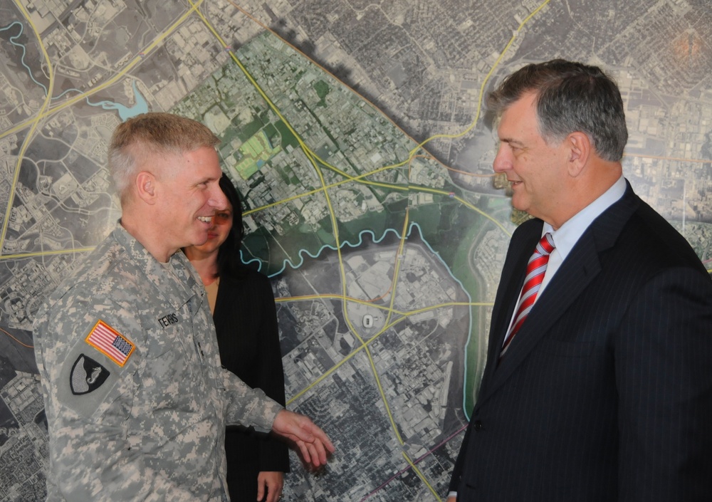 Maj. Gen. Richard L. Stevens meets Dallas Mayor