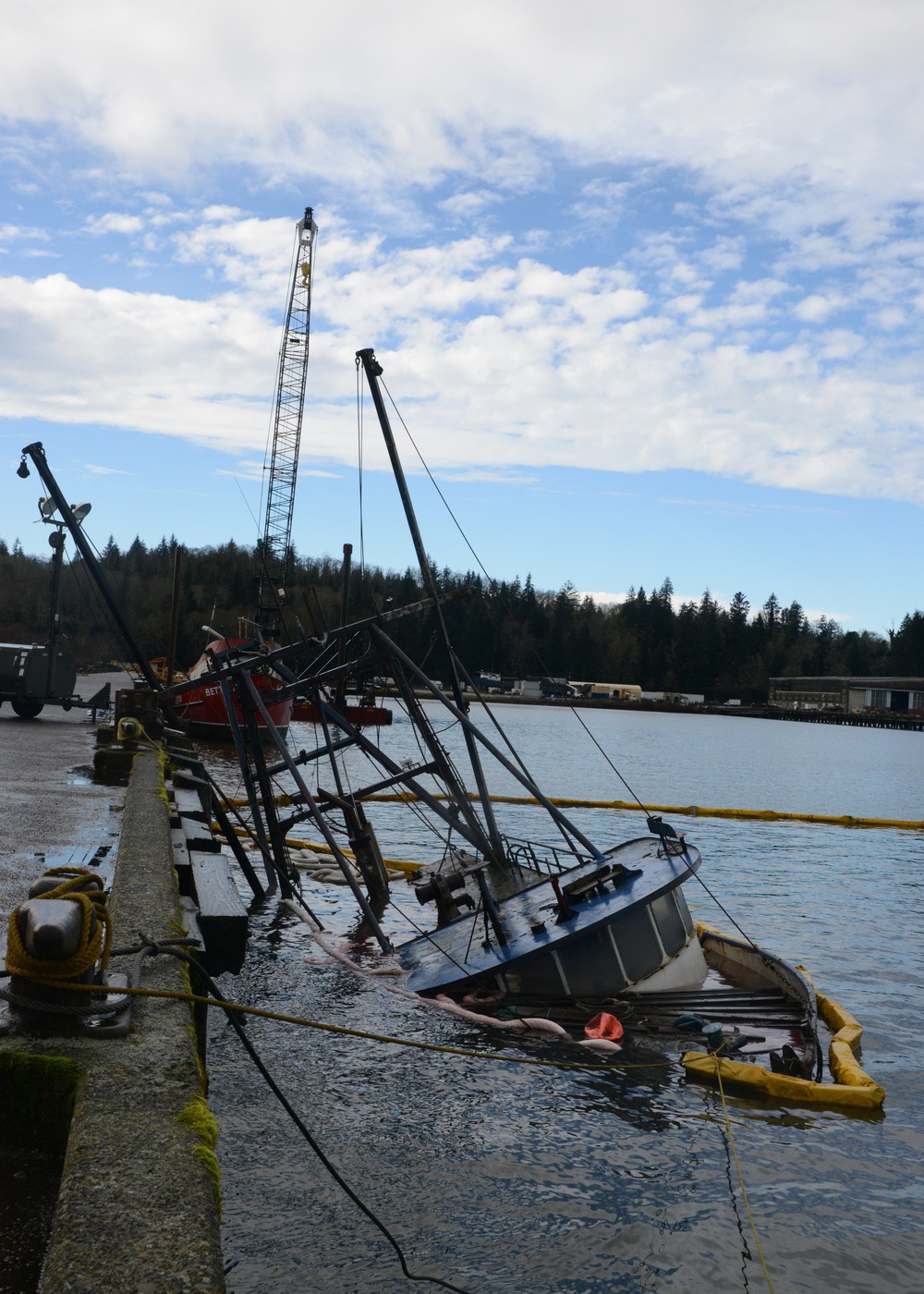 Coast Guard, Port of Astoria personnel respond to vessel sinking in Astoria, Oregon