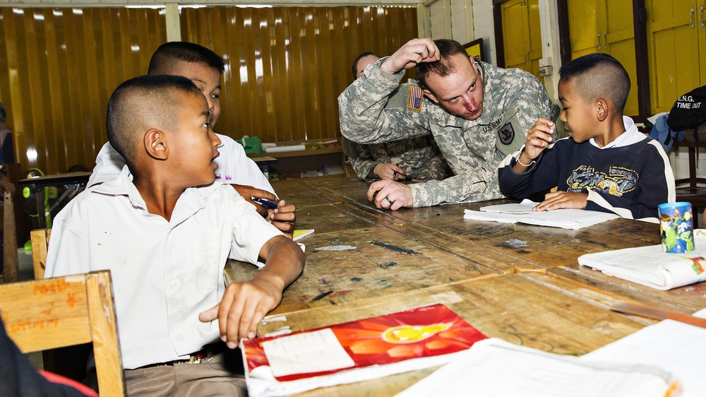 U.S. Soldiers, Thai Students Close the Distance