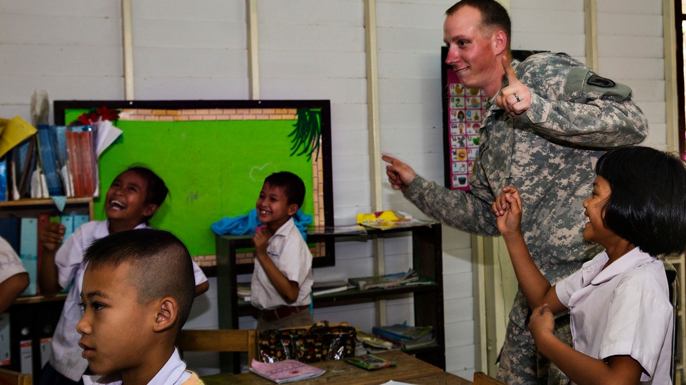 U.S. Soldiers, Thai Students Close the Distance