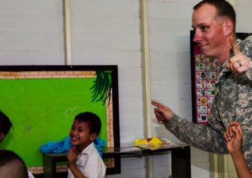 U.S. Soldiers, Thai Students Close the Distance