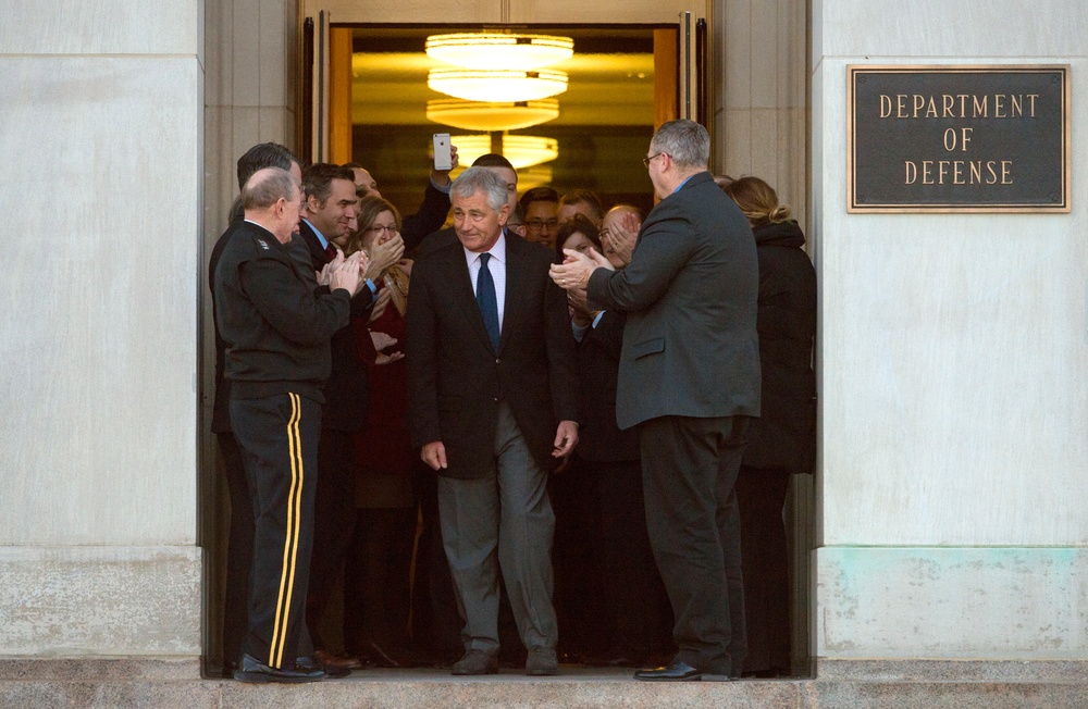 SECDEF departs Pentagon after clap-out farewell