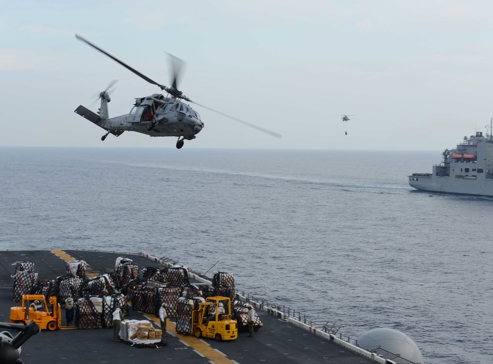 USS Bonhomme Richard: Helicopter during RAS