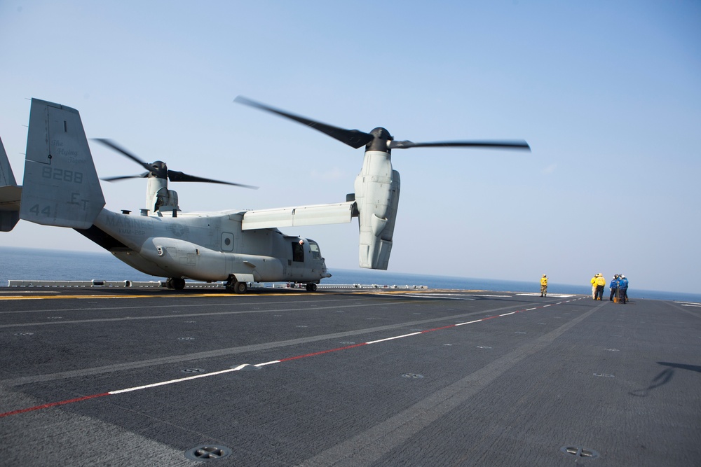 DVIDS - Images - Flight deck operations [Image 4 of 13]