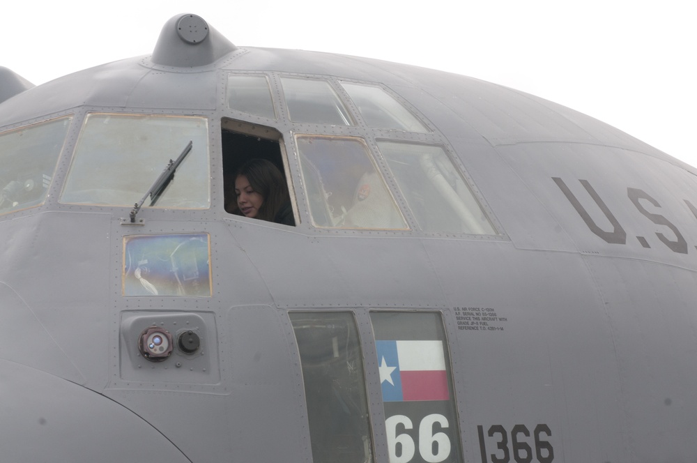 Community, military team up for Laredo air show