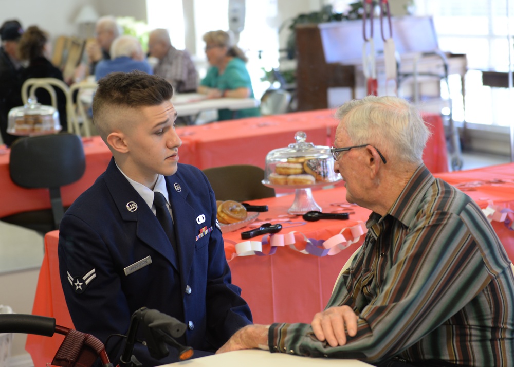 Airmen share their appreciation to veterans