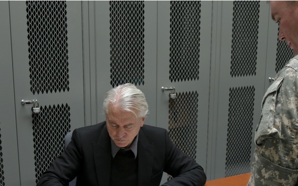 Man paints glimpses into the lives of deployed Soldiers