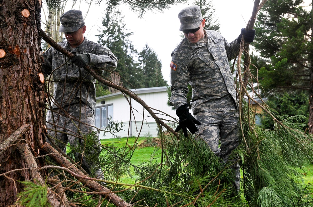 JBLM Soldiers help clean up local elementary school campus