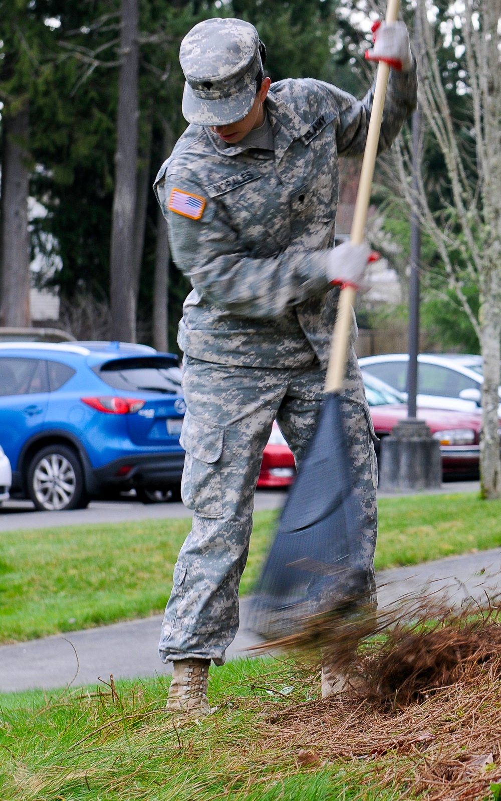 JBLM Soldiers help clean up local elementary school campus