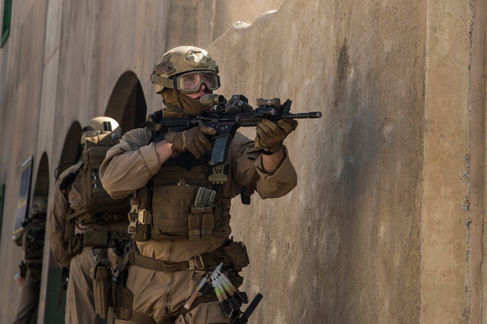 DVIDS - Images - Recon Marines train for military operations in urban ...