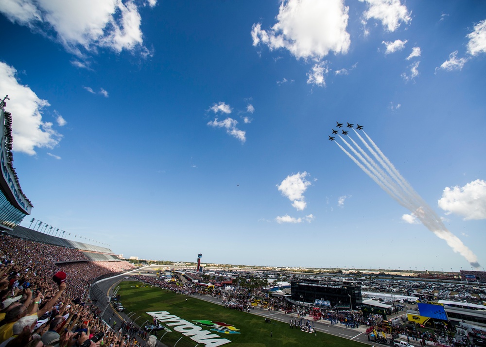 DVIDS Images Thunderbirds fly over Daytona 500 [Image 5 of 12]
