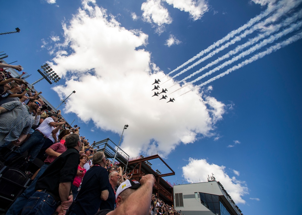 Thunderbirds fly over Daytona 500