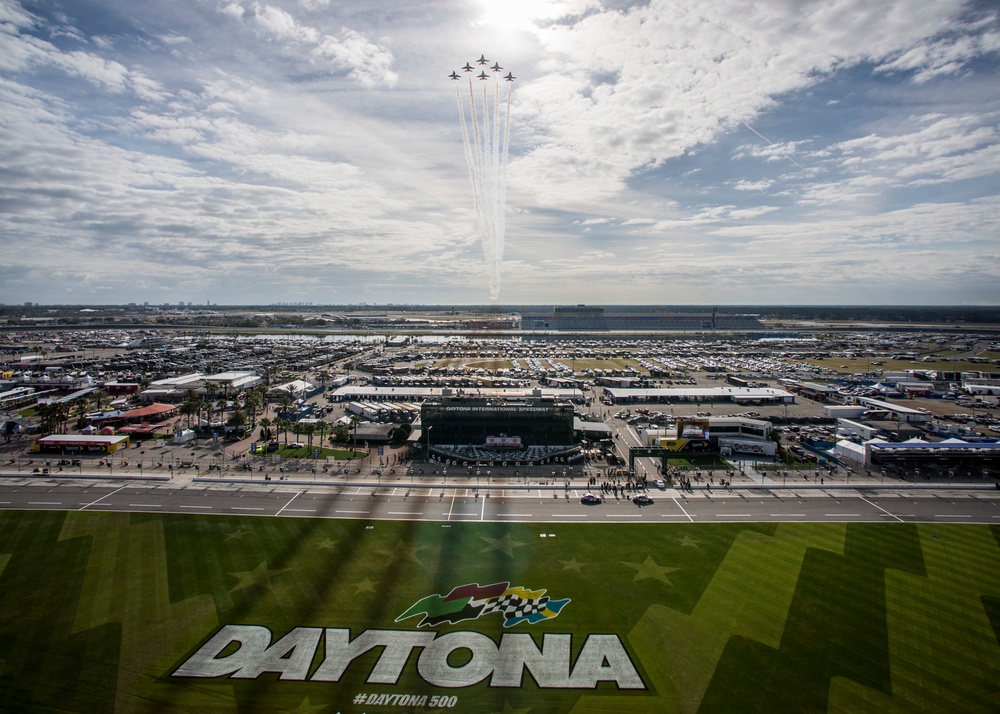 Thunderbirds fly over Daytona 500