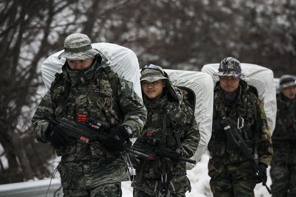 US, ROK Marines ruck over mountains