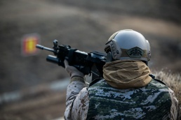 US Marines operate ROK weapons