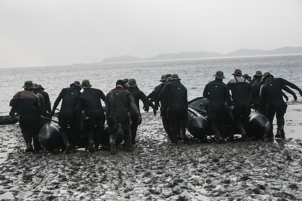 Marines use raiding craft for simulated beach demolition